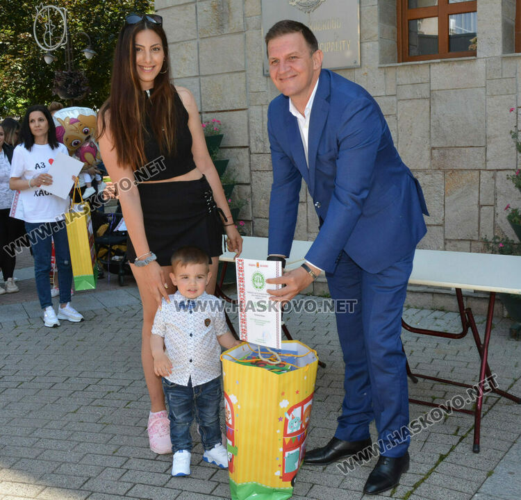 Наградиха деца за участие във фотосесията „Аз съм българче!“ за най-гиздава носия