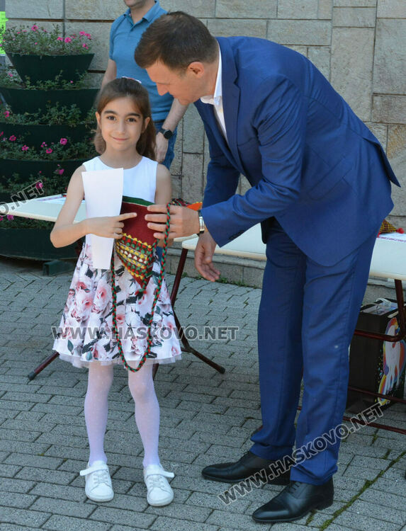 Наградиха деца за участие във фотосесията „Аз съм българче!“ за най-гиздава носия