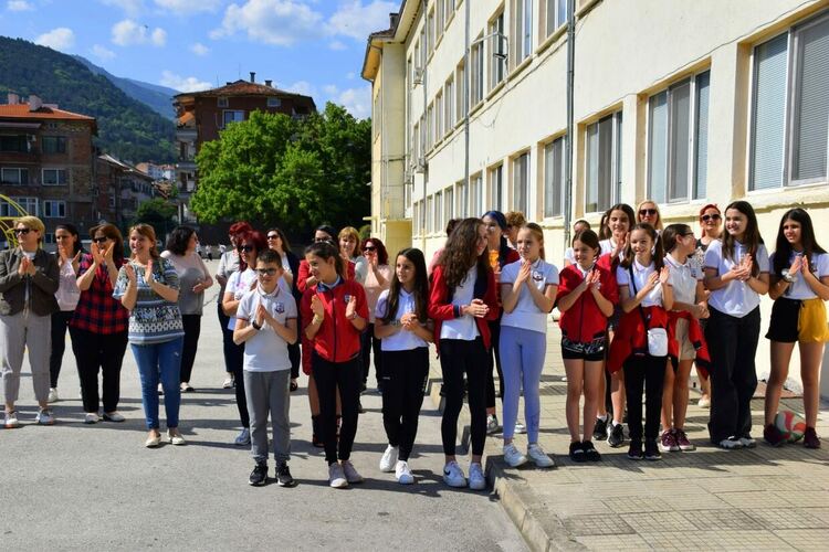 ОУ "Христо Ботев" в Асеновград вече разполага с игрище за мини футбол 