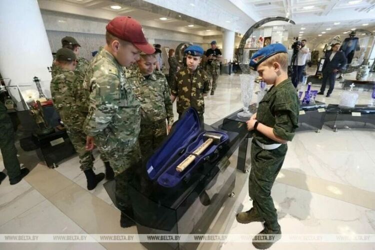 Показват на децата в двореца на Лукашенко чука за убийства на Пригожин