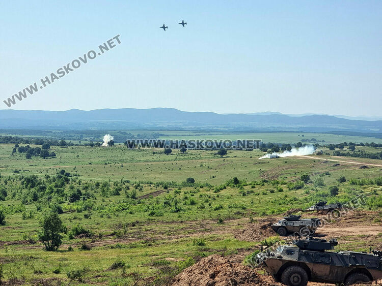 Демонстрират настъпателни бойни действия на учебен полигон „Корен“ 