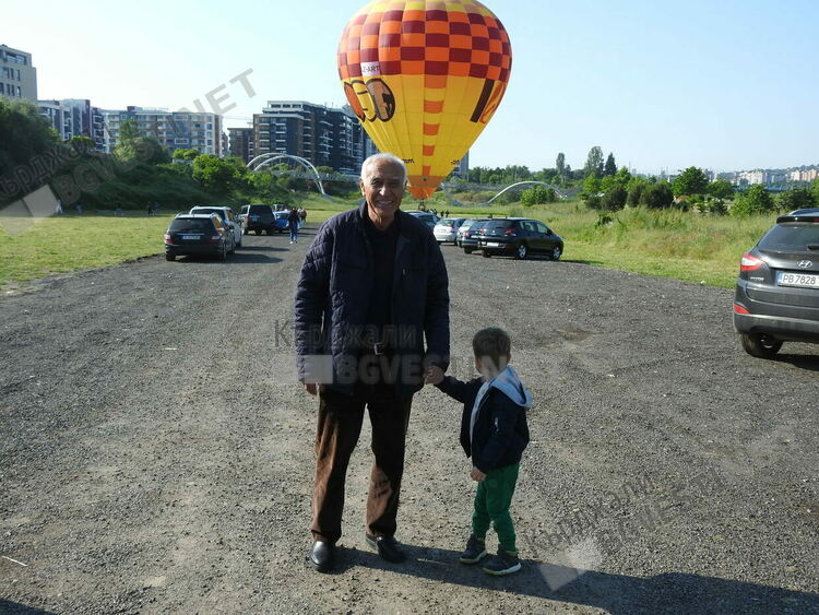 За първи път балон се издигна над Кърджали, кметът зарадва малчуганите за Деня на детето