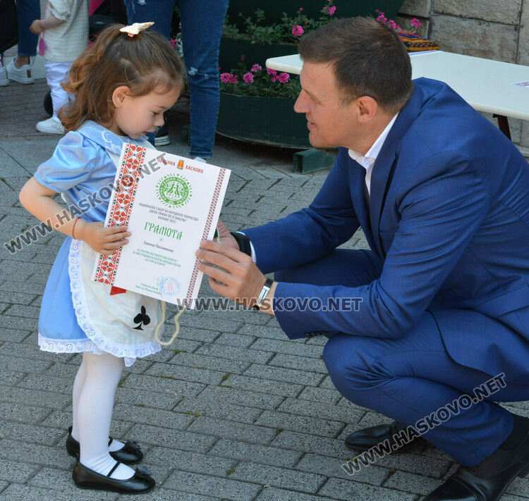 Наградиха деца за участие във фотосесията „Аз съм българче!“ за най-гиздава носия