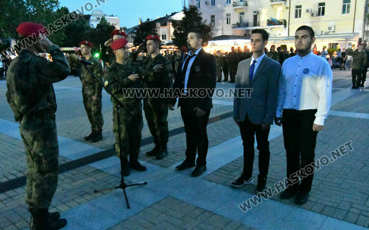 Заря в Хасково за Ботев и загиналите за свободата и независимостта на България