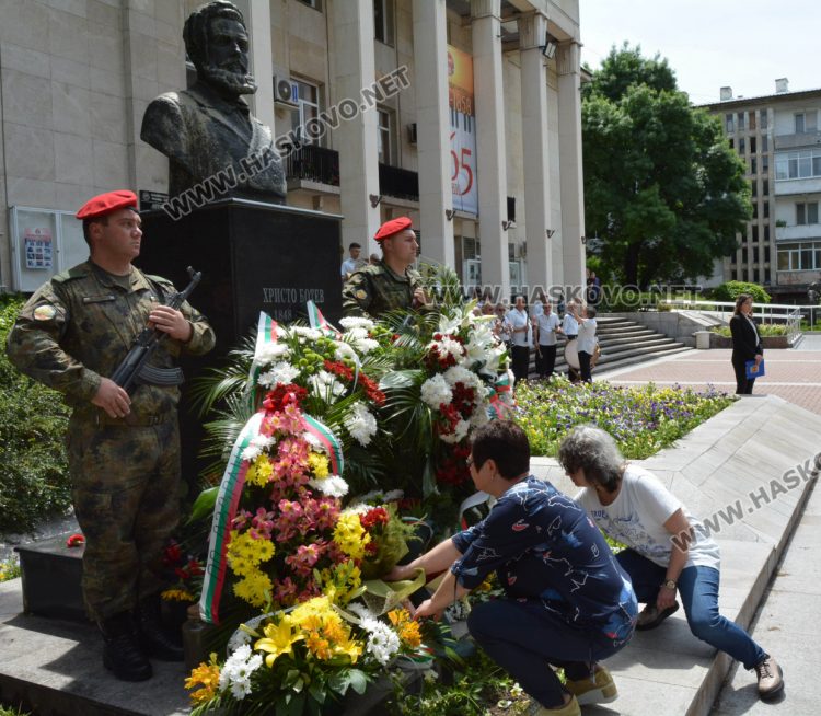Хасково се преклони пред подвига на Христо Ботев и героите