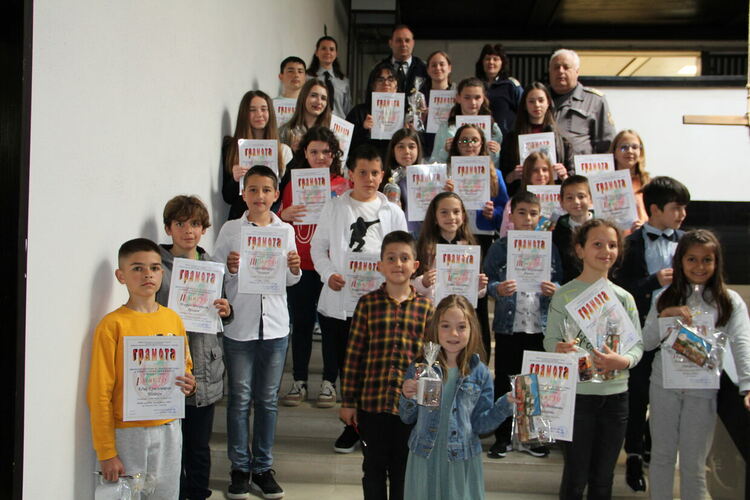 Наградиха победителите в конкурса за рисунка "С очите си видях бедата"