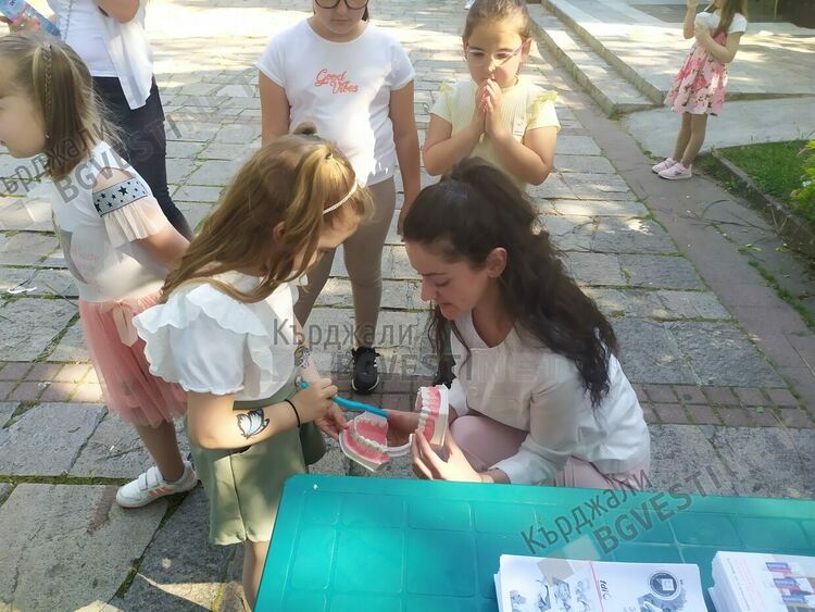 Българския зъболекарски съюз с акция в Деня на детето в Кърджали