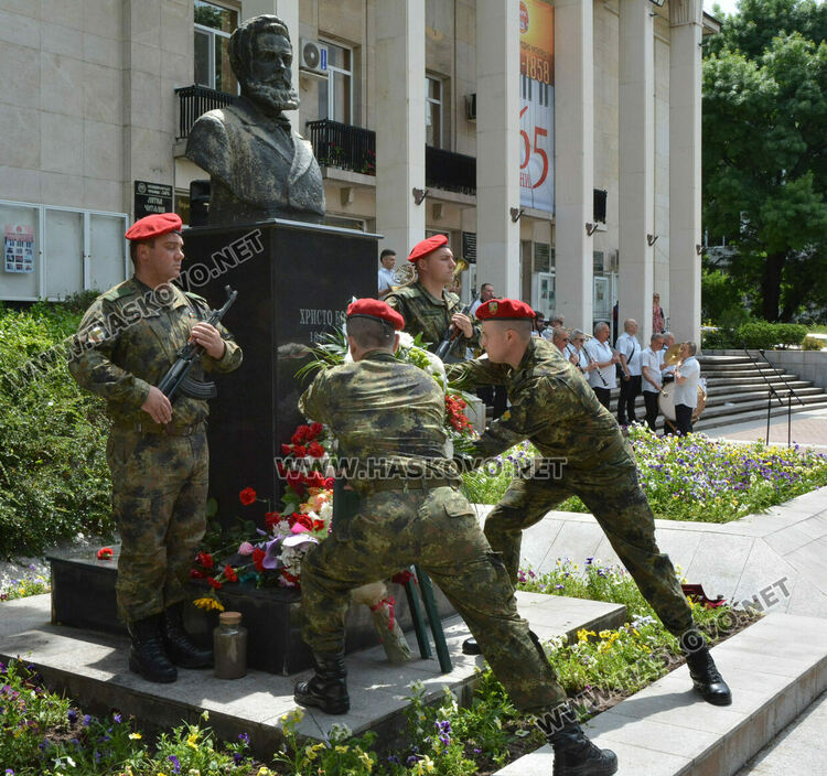 Хасково се преклони пред подвига на Христо Ботев и героите