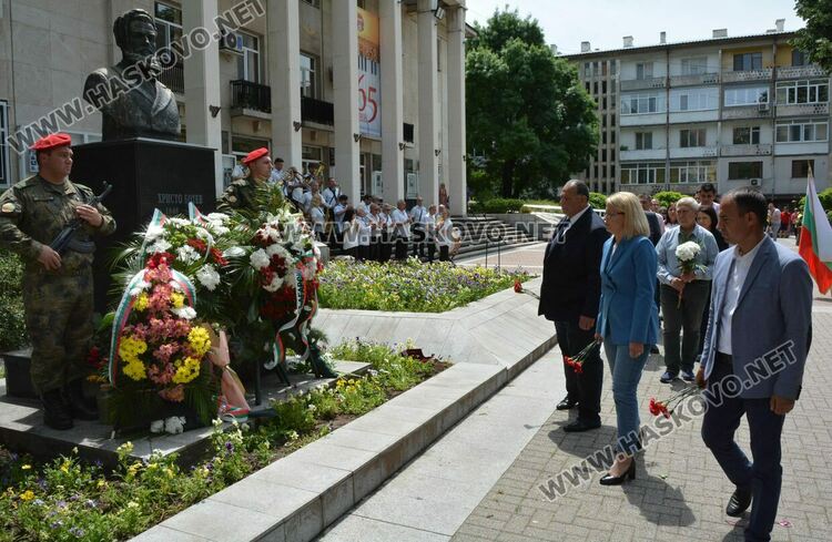Хасково се преклони пред подвига на Христо Ботев и героите