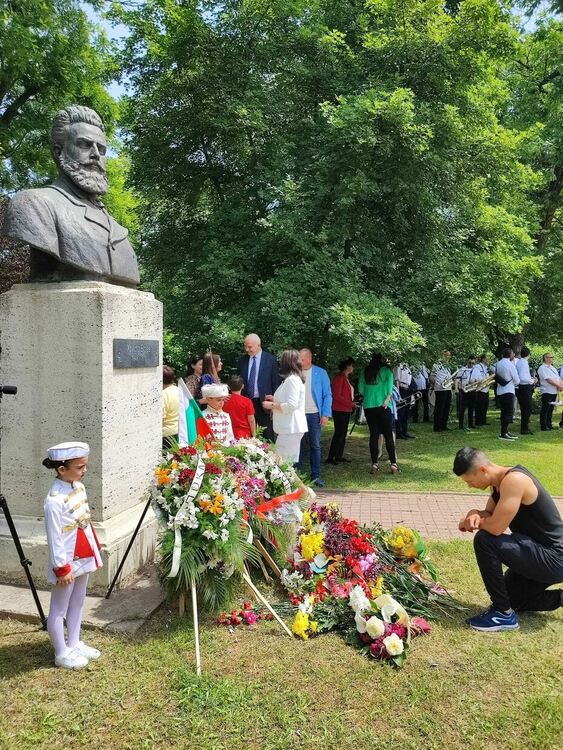 Десетки граждани почетоха паметта на Ботев и загиналите за Свободата на България