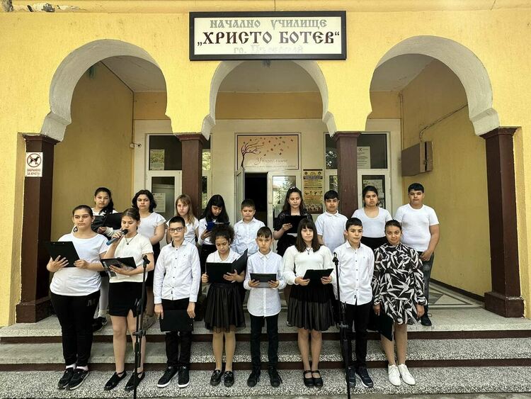 Първомай отдава почит към Ботев и загиналите за свободата на България. 