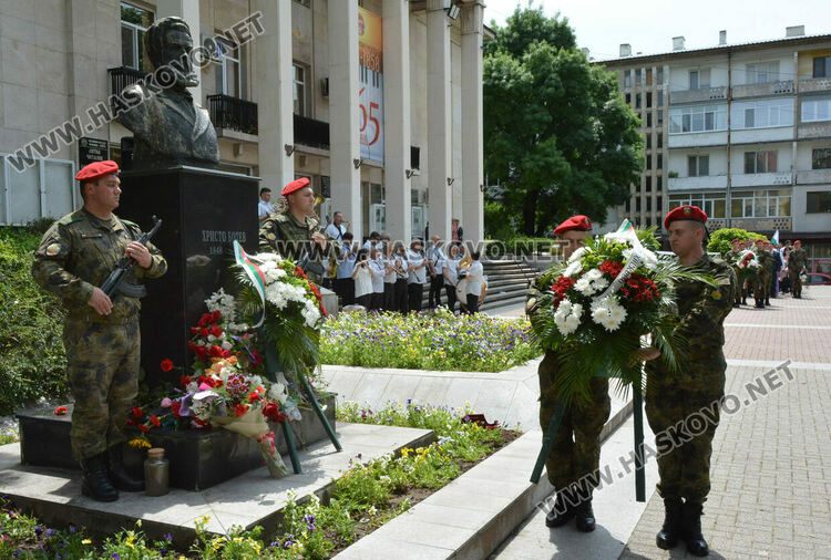 Хасково се преклони пред подвига на Христо Ботев и героите