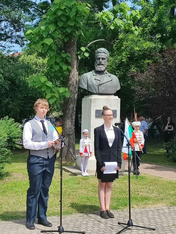 Десетки граждани почетоха паметта на Ботев и загиналите за Свободата на България