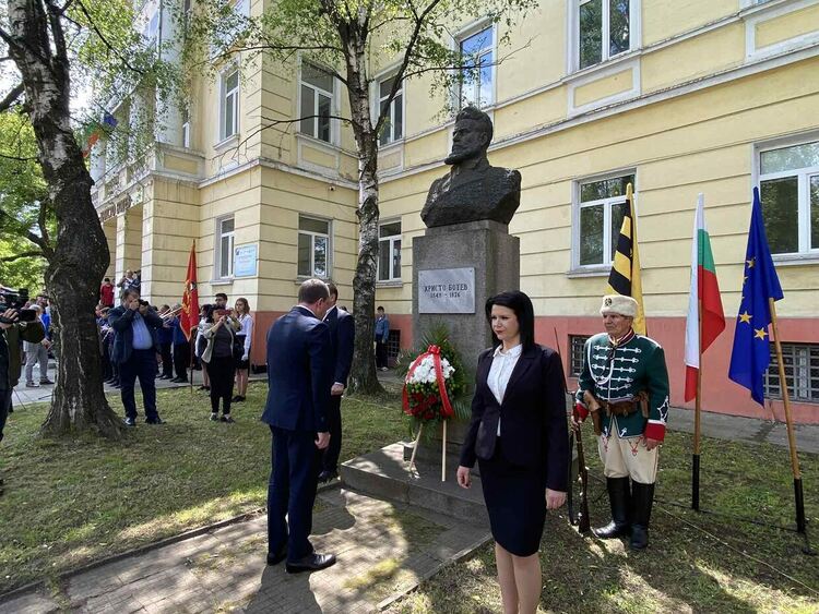 Перник се поклони пред подвига на Христо Ботев и загиналите за свободата на България