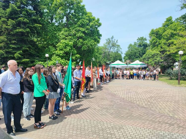 Десетки граждани почетоха паметта на Ботев и загиналите за Свободата на България