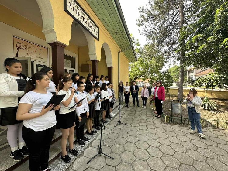 Първомай отдава почит към Ботев и загиналите за свободата на България. 