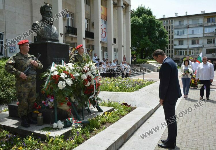 Хасково се преклони пред подвига на Христо Ботев и героите