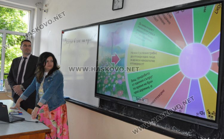 Ученици демонстрираха знания и бързина в играта „Заедно в час по право“