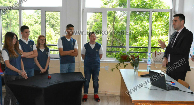 Ученици демонстрираха знания и бързина в играта „Заедно в час по право“