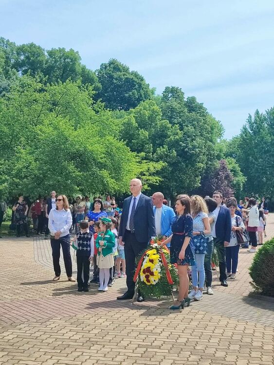 Десетки граждани почетоха паметта на Ботев и загиналите за Свободата на България