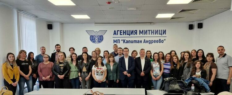 Митничари демонстрираха пред студенти щателна проверка на камион