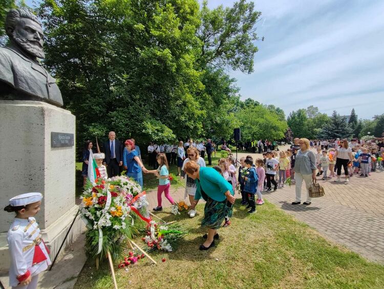 Десетки граждани почетоха паметта на Ботев и загиналите за Свободата на България