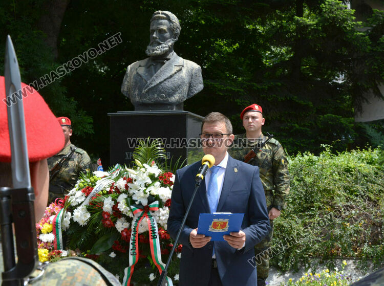 Хасково се преклони пред подвига на Христо Ботев и героите