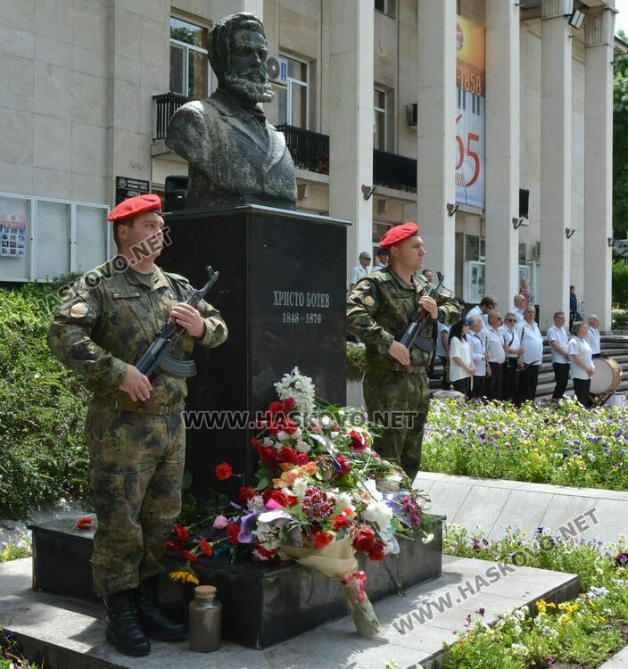 Хасково се преклони пред подвига на Христо Ботев и героите