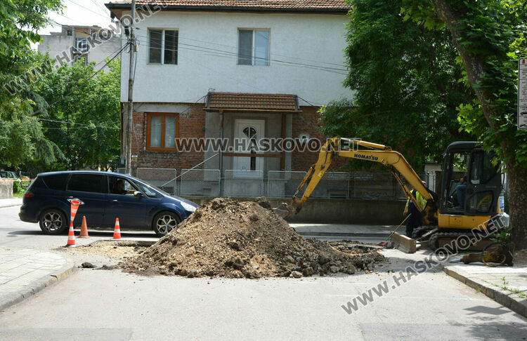 Поредна ВиК авария в центъра на Хасково, затворена е улица