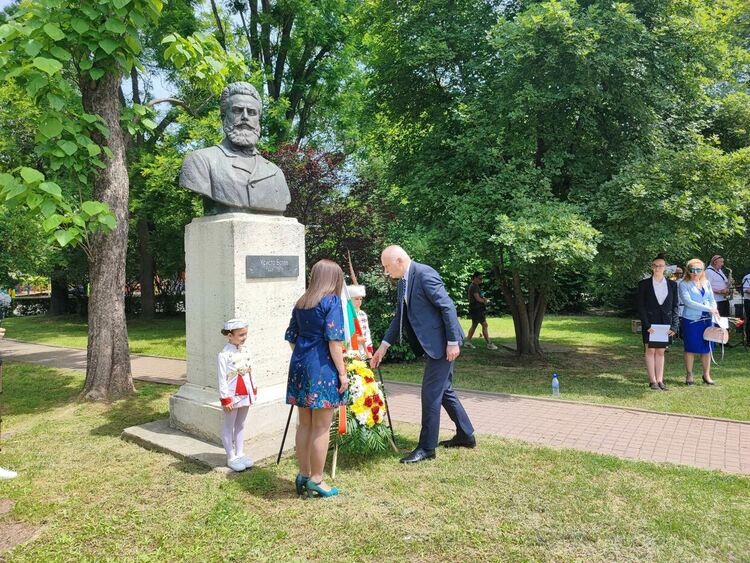 Десетки граждани почетоха паметта на Ботев и загиналите за Свободата на България