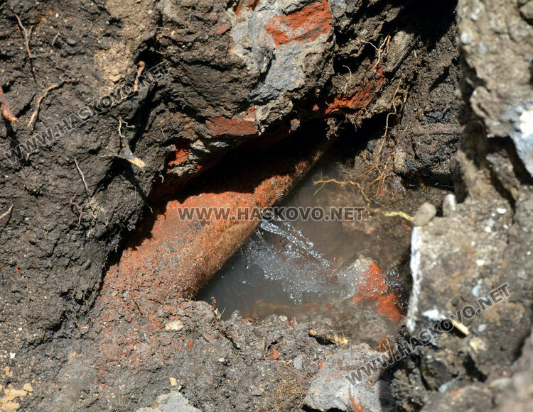 Поредна ВиК авария в центъра на Хасково, затворена е улица