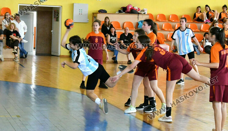 Пет отбора в надпревара на ученическите игри по хандбал в Хасково