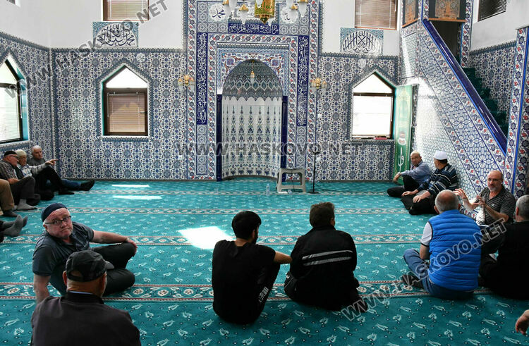 Осем казана  курбан за новата джамия във Въгларово