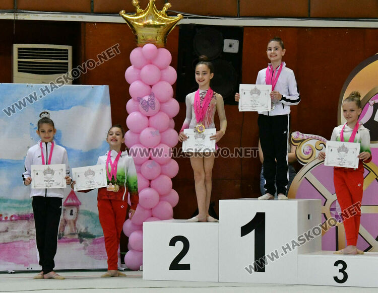 Коронясаха Кралица и Принцеса на турнира по художествена гимнастика „Аида“