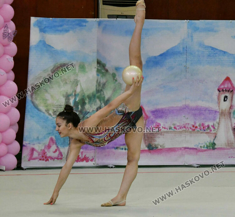 Коронясаха Кралица и Принцеса на турнира по художествена гимнастика „Аида“