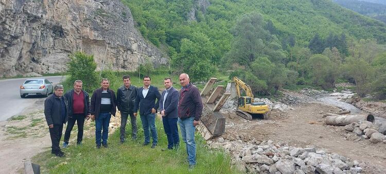 Възстановяват две подпорни стени за над 900 000 лв. в кв. Настан на Девин