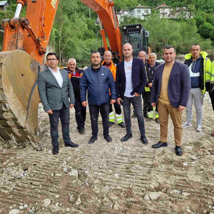 Възстановяват две подпорни стени за над 900 000 лв. в кв. Настан на Девин