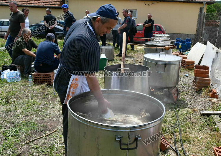 Осем казана  курбан за новата джамия във Въгларово