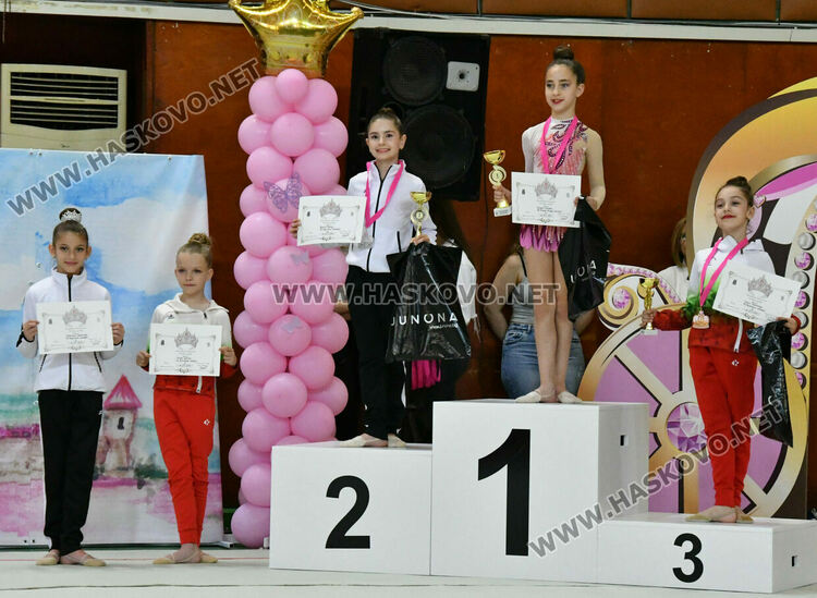 Коронясаха Кралица и Принцеса на турнира по художествена гимнастика „Аида“