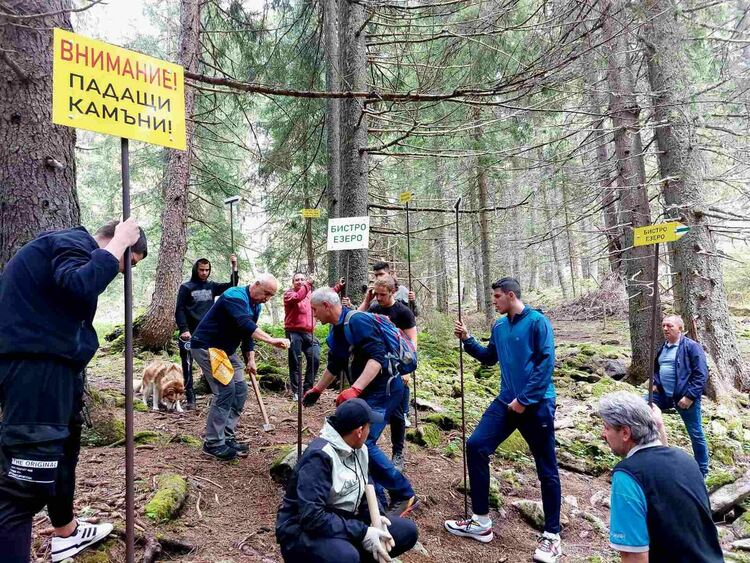 Ученици допълниха липсващите табели по екопътека "Трите Смолянски езера"