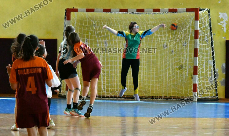 Пет отбора в надпревара на ученическите игри по хандбал в Хасково