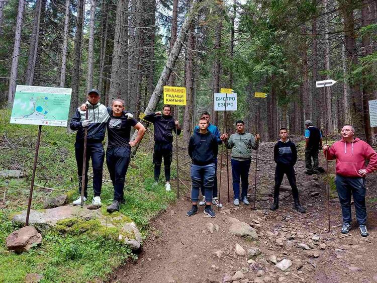 Ученици допълниха липсващите табели по екопътека "Трите Смолянски езера"