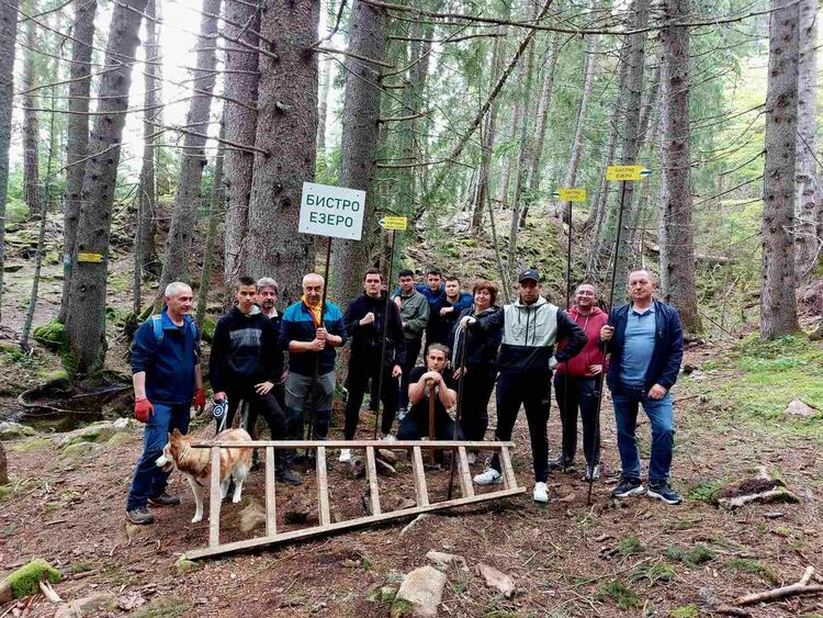 Ученици допълниха липсващите табели по екопътека "Трите Смолянски езера"