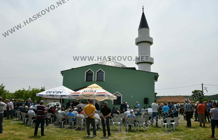 Осем казана  курбан за новата джамия във Въгларово