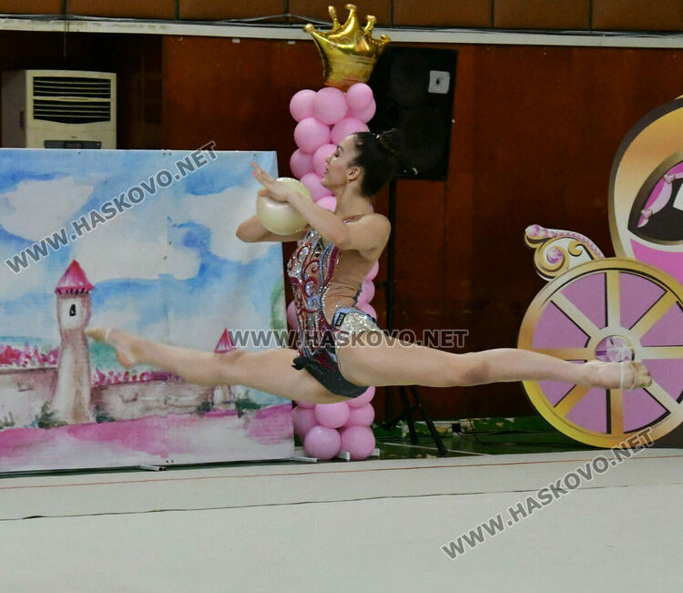 Коронясаха Кралица и Принцеса на турнира по художествена гимнастика „Аида“