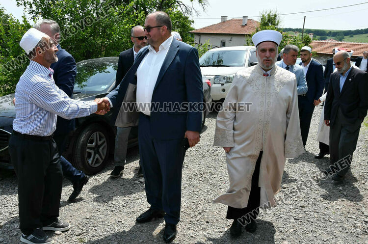 Осем казана  курбан за новата джамия във Въгларово