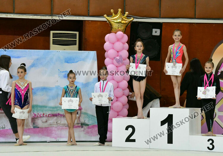 Коронясаха Кралица и Принцеса на турнира по художествена гимнастика „Аида“