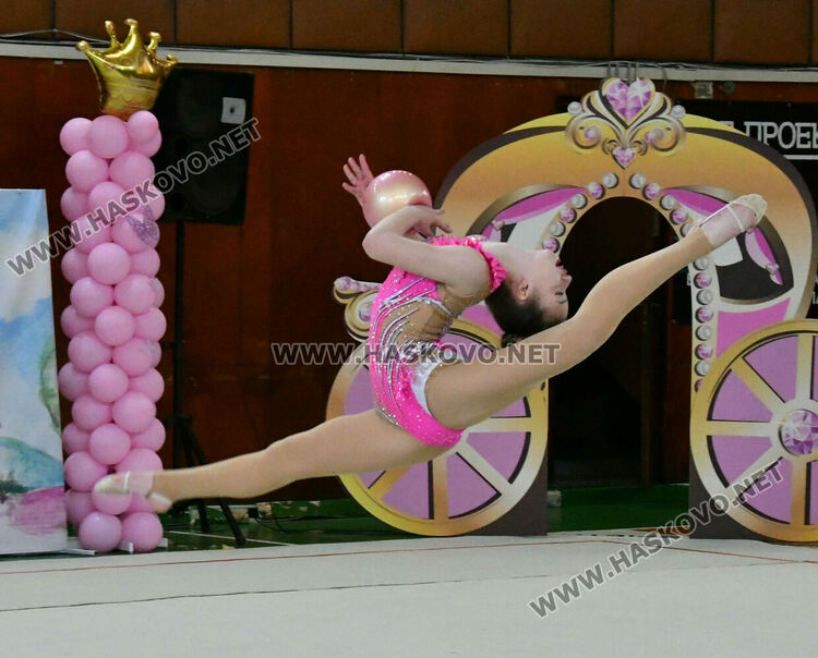 Коронясаха Кралица и Принцеса на турнира по художествена гимнастика „Аида“