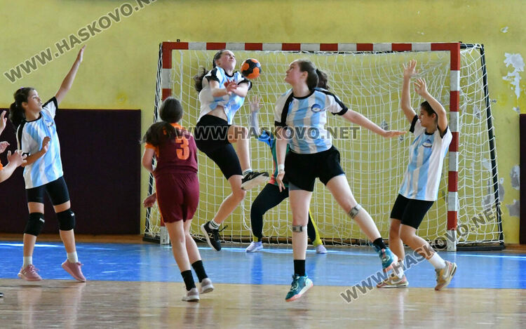 Пет отбора в надпревара на ученическите игри по хандбал в Хасково