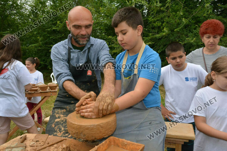 „Здравей, лято!“ забавлява децата за десети път с песни, танци и занаяти на открито
